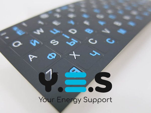 Матові UV-наклейки на клавіатуру ноутбука (чорна основа): англійські літери — білі, українські та кирилиця — блакитні, із захисним UV-лаком